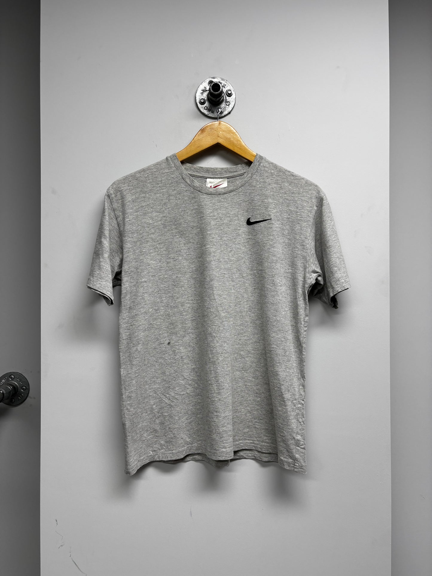 VINTAGE NIKE SWOOSH TSHIRT (S)