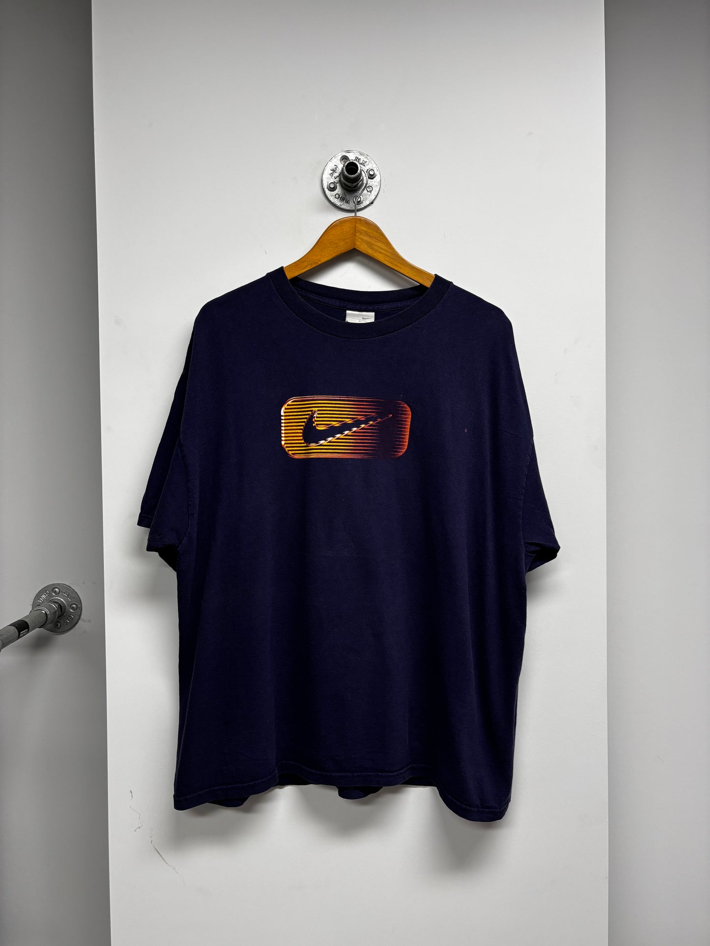 VINTAGE NIKE SWOOSH GRAPHIC TSHIRT (XL)