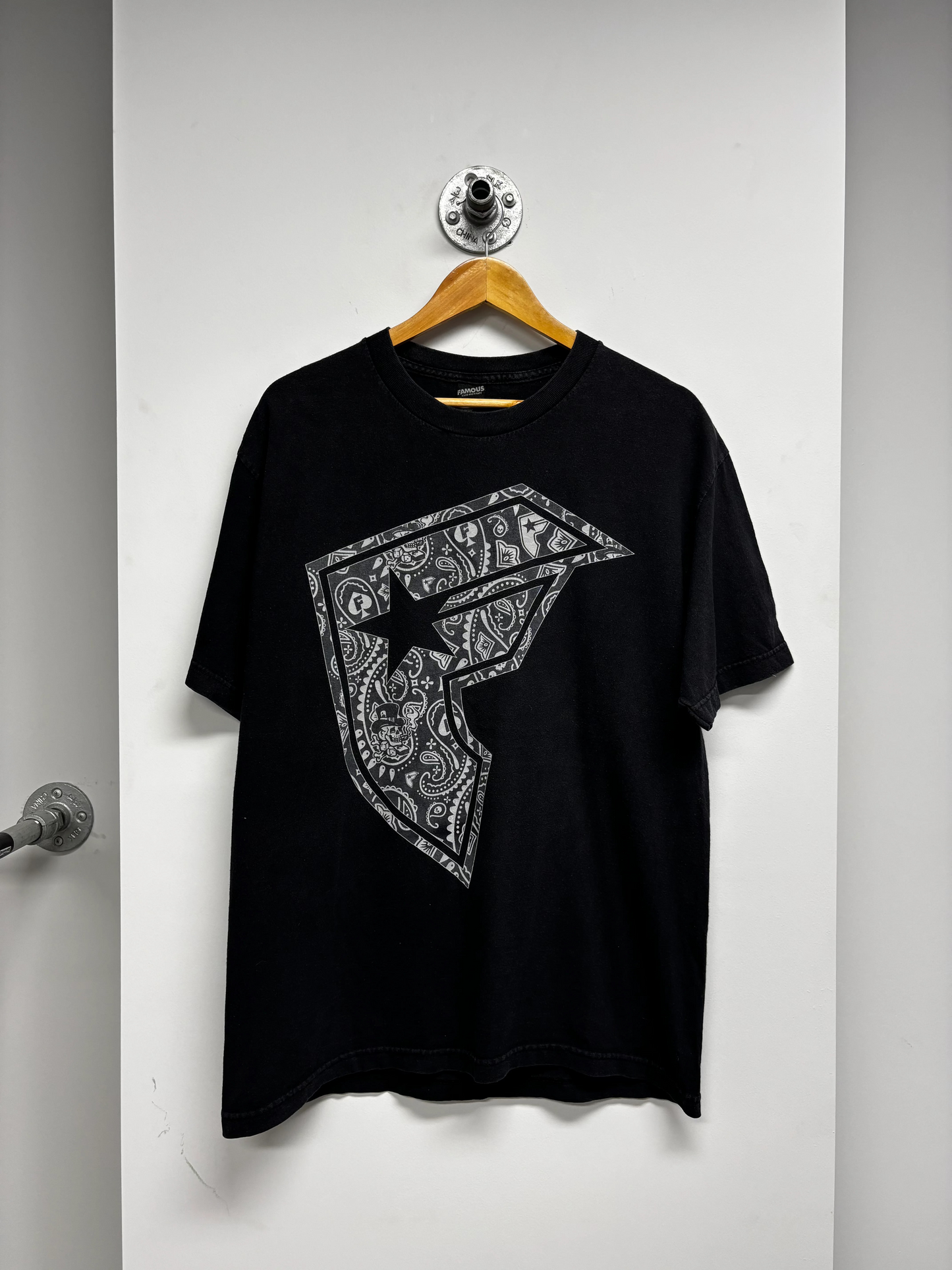 Y2K FAMOUS STARS AND STRIPES TSHIRT (L)