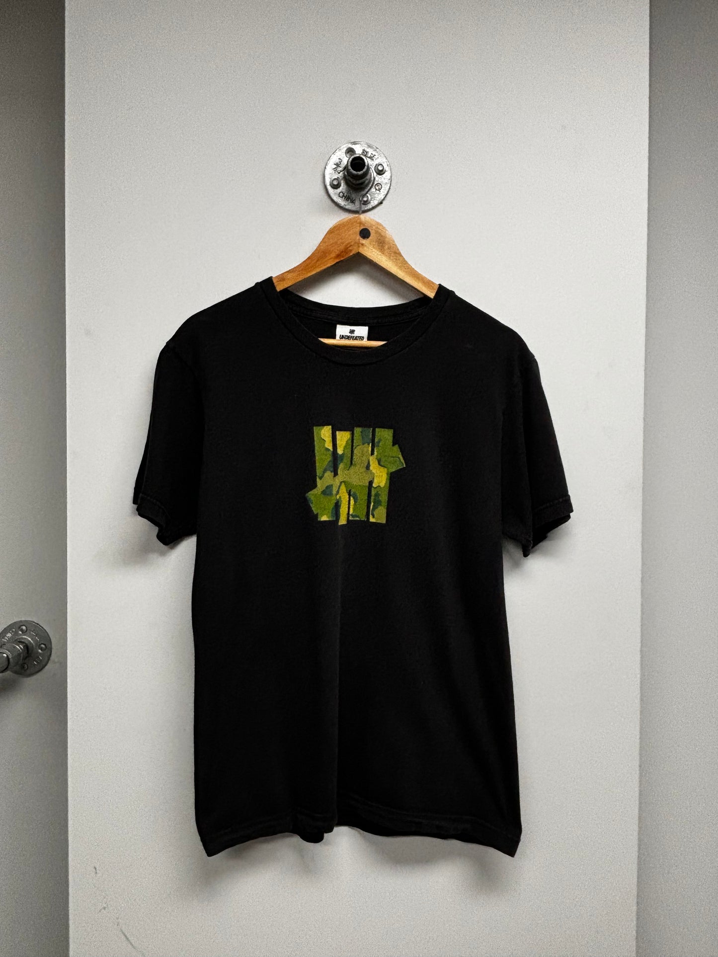 UNDEFEATED GRAPHIC TSHIRT (M)