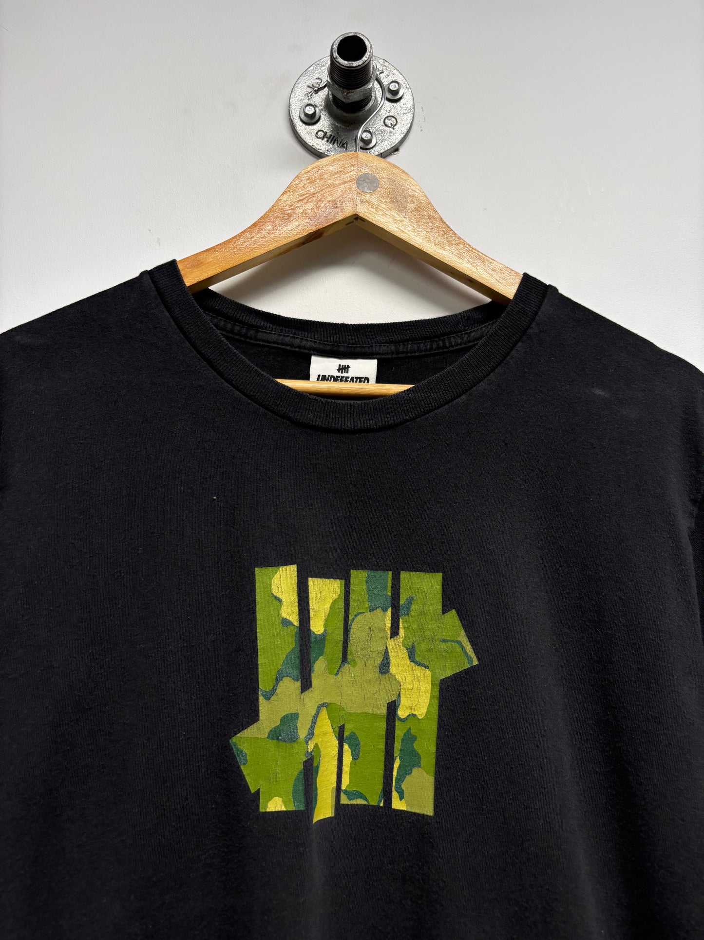 UNDEFEATED GRAPHIC TSHIRT (M)