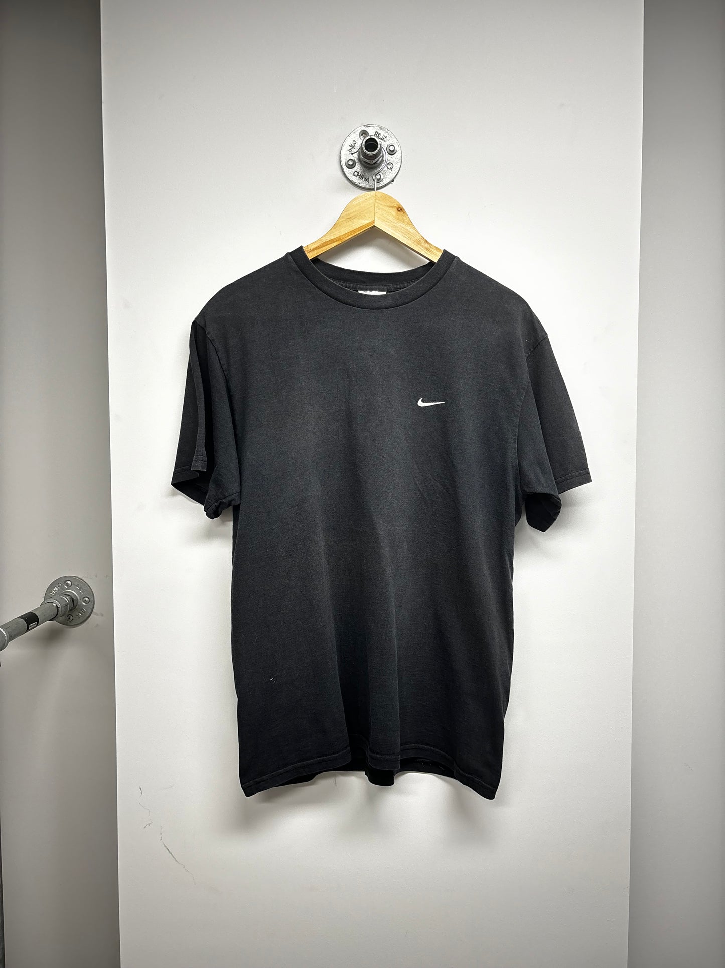 VINTAGE NIKE SWOOSH TSHIRT (M)