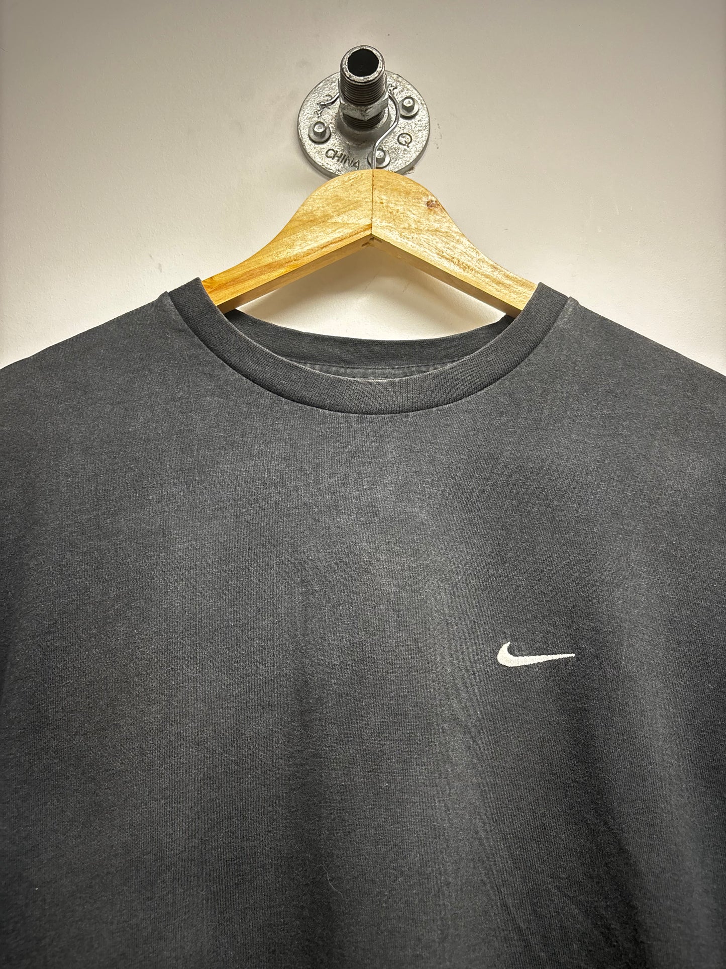 VINTAGE NIKE SWOOSH TSHIRT (M)