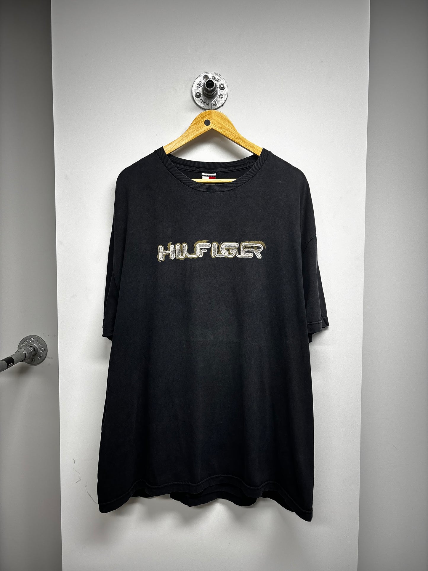 TOMMY HILFIGER SLOGAN TSHIRT (2XL)