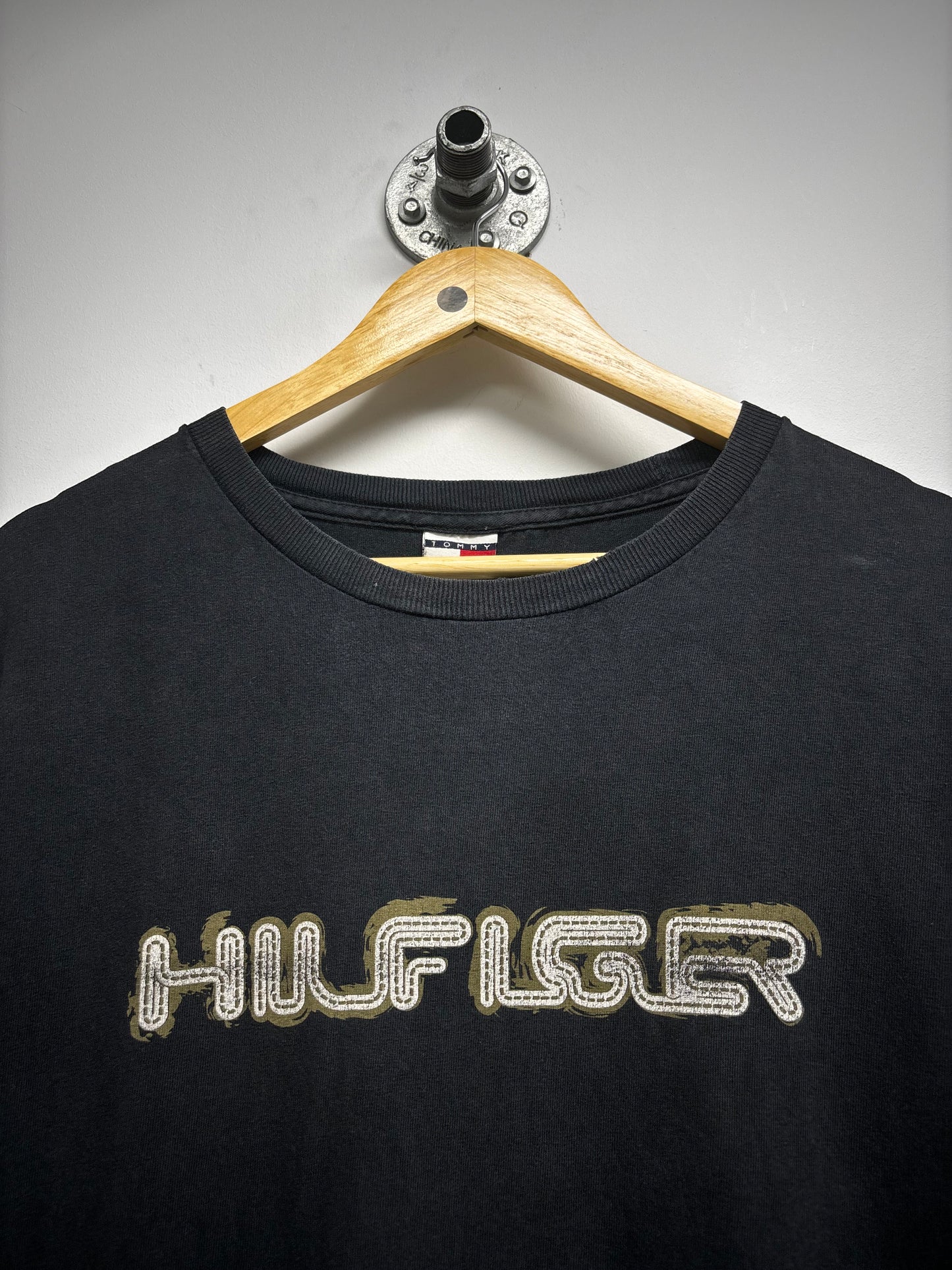 TOMMY HILFIGER SLOGAN TSHIRT (2XL)