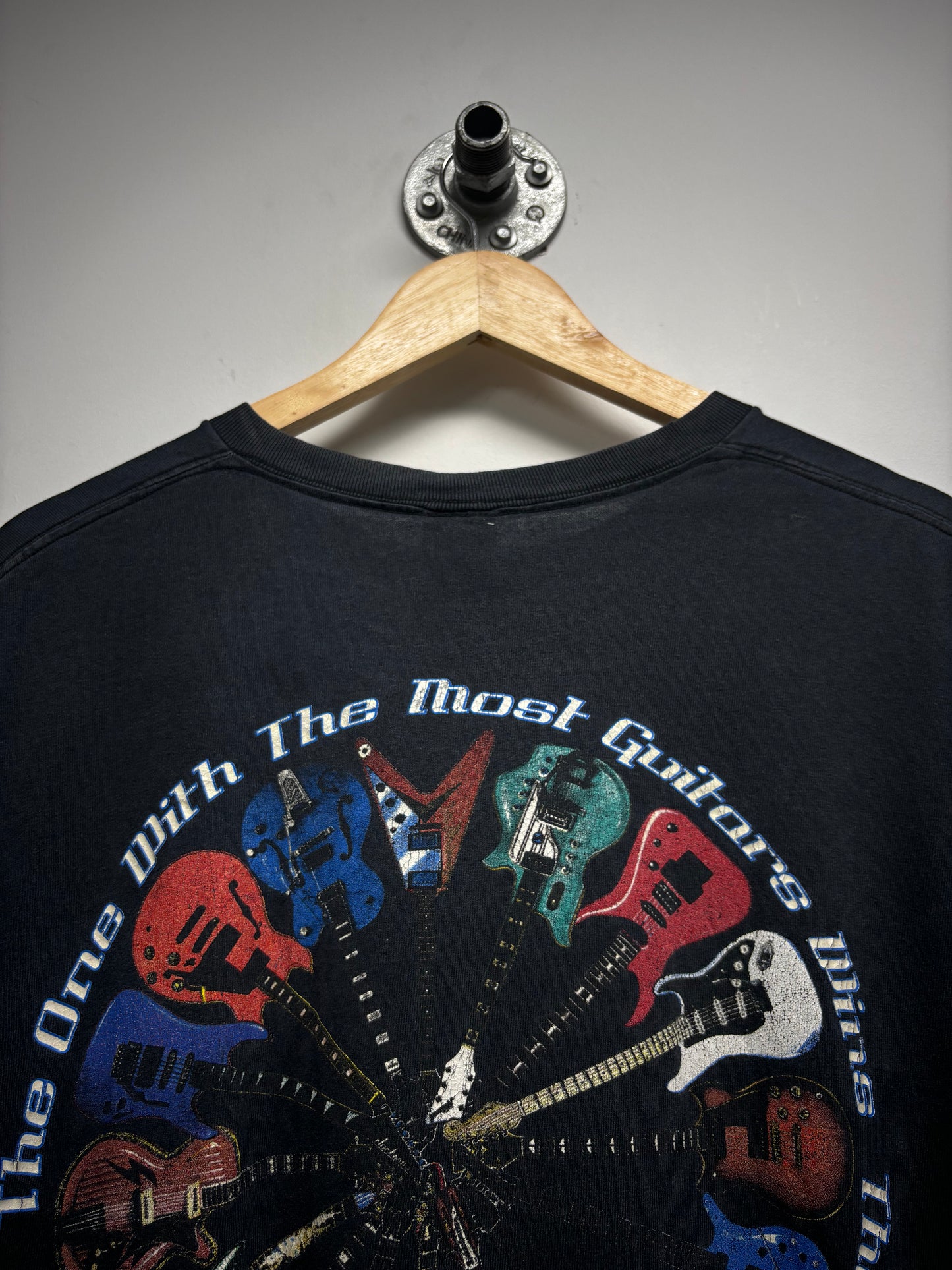 VINTAGE GUITAR GRAPHIC TSHIRT (XL)