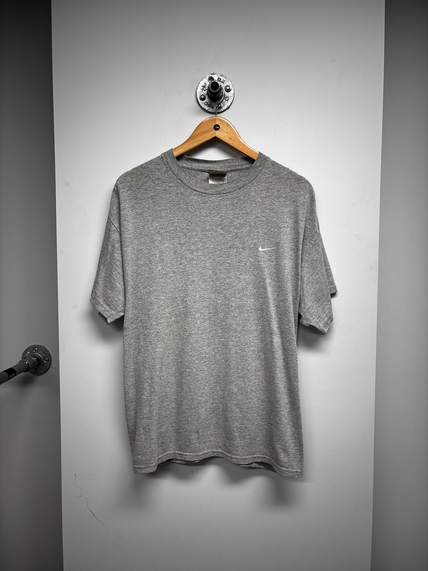 VINTAGE NIKE SWOOSH TSHIRT (L)