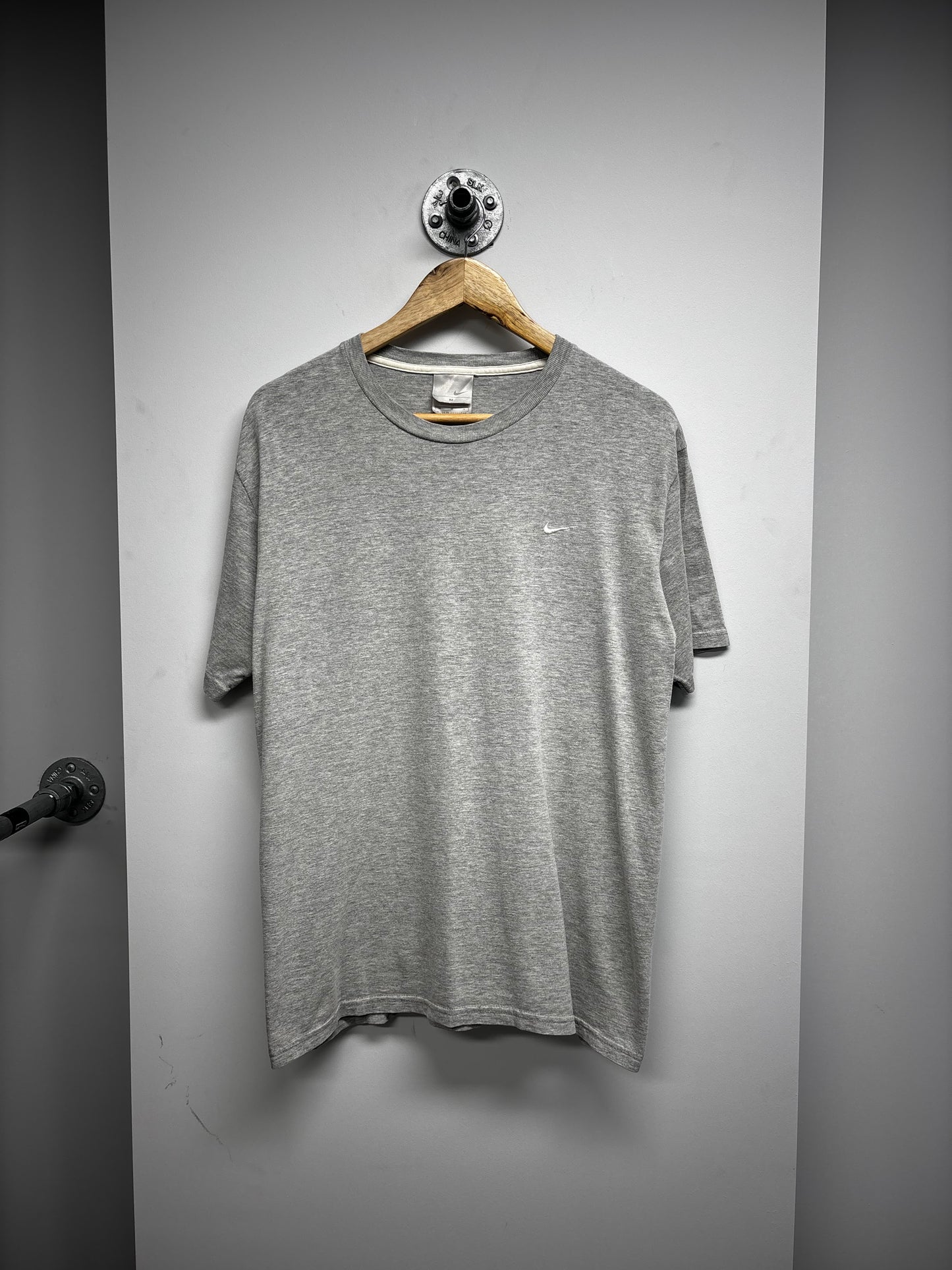 VINTAGE NIKE SWOOSH TSHIRT (M)