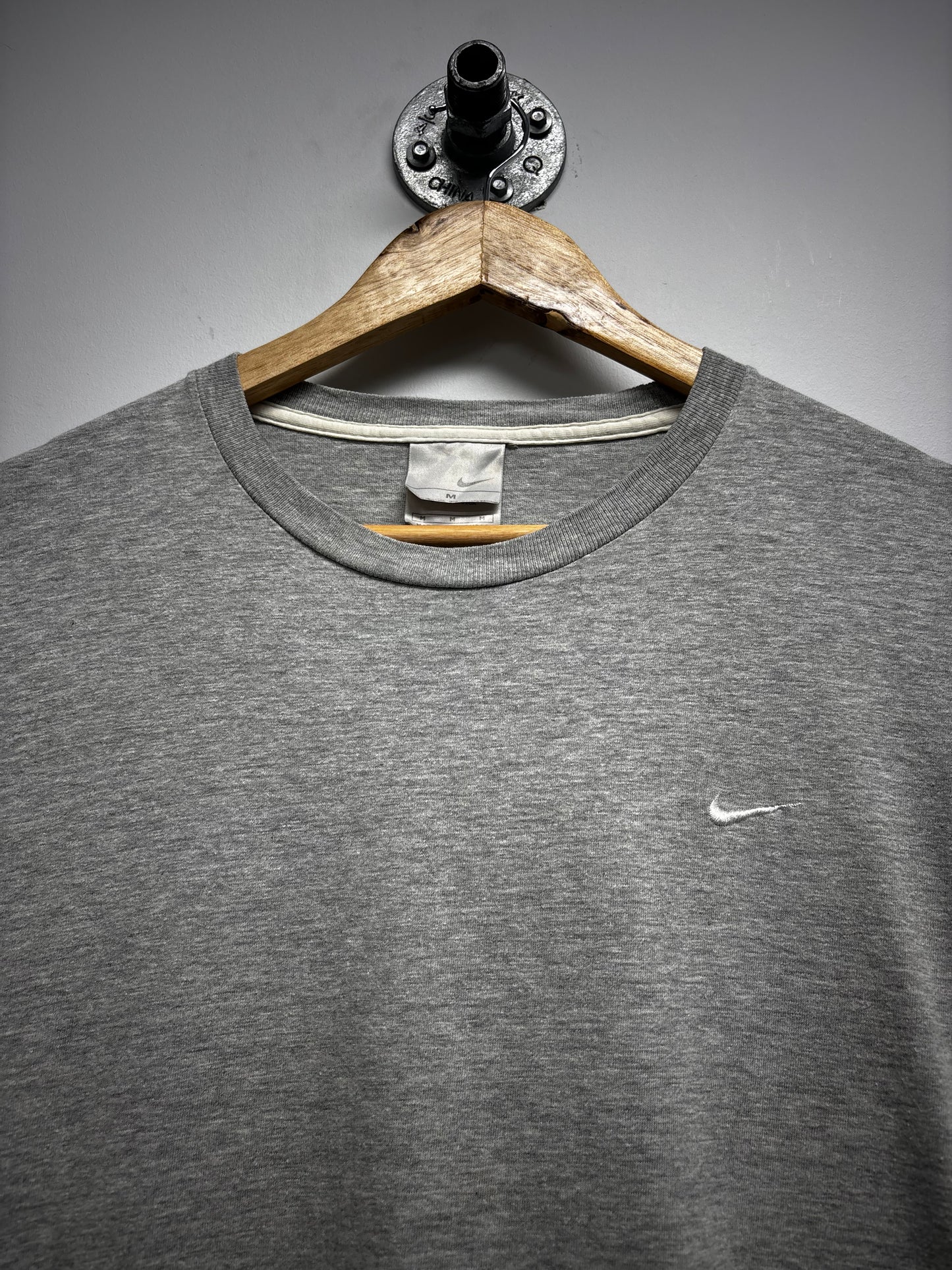 VINTAGE NIKE SWOOSH TSHIRT (M)