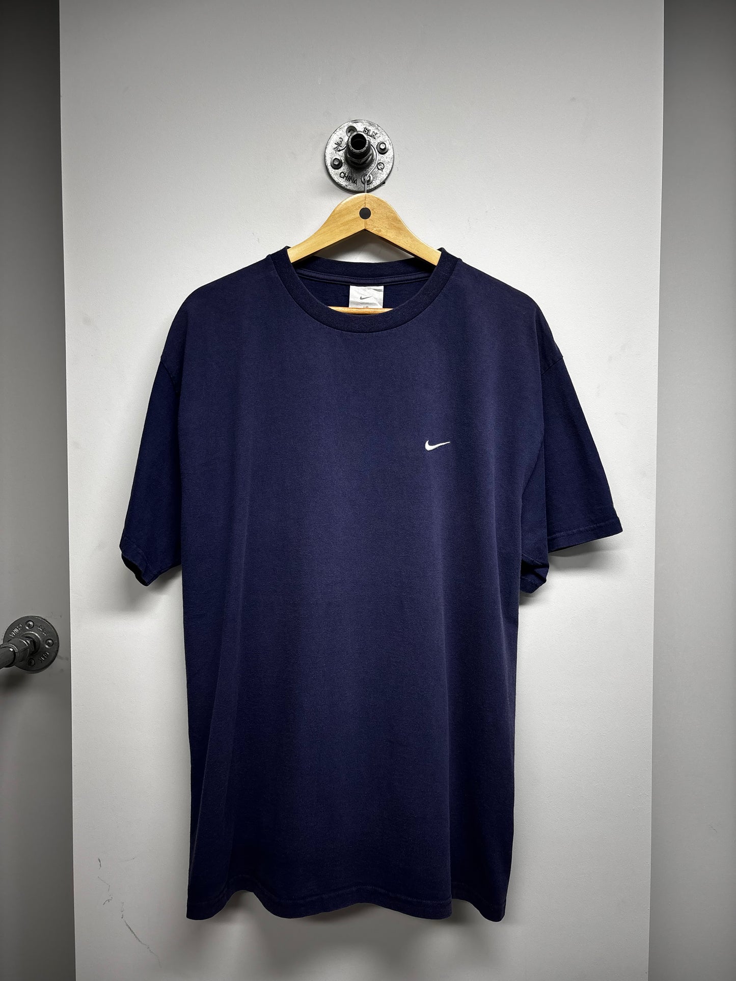 VINTAGE NIKE SWOOSH TSHIRT (L)