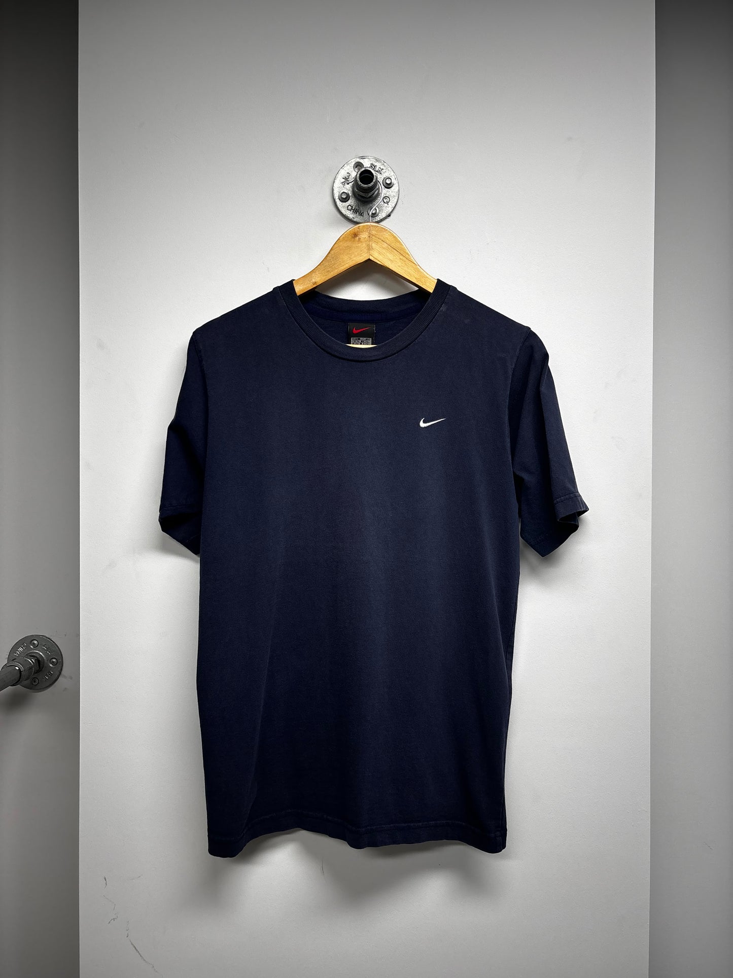 VINTAGE NIKE SWOOSH TSHIRT (S)