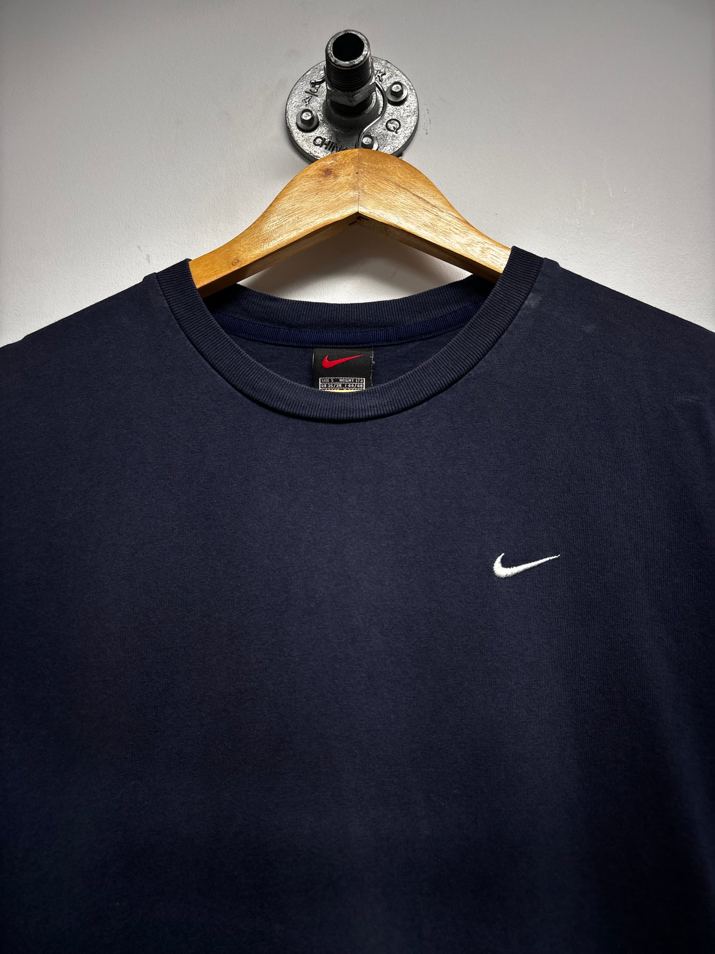 VINTAGE NIKE SWOOSH TSHIRT (S)