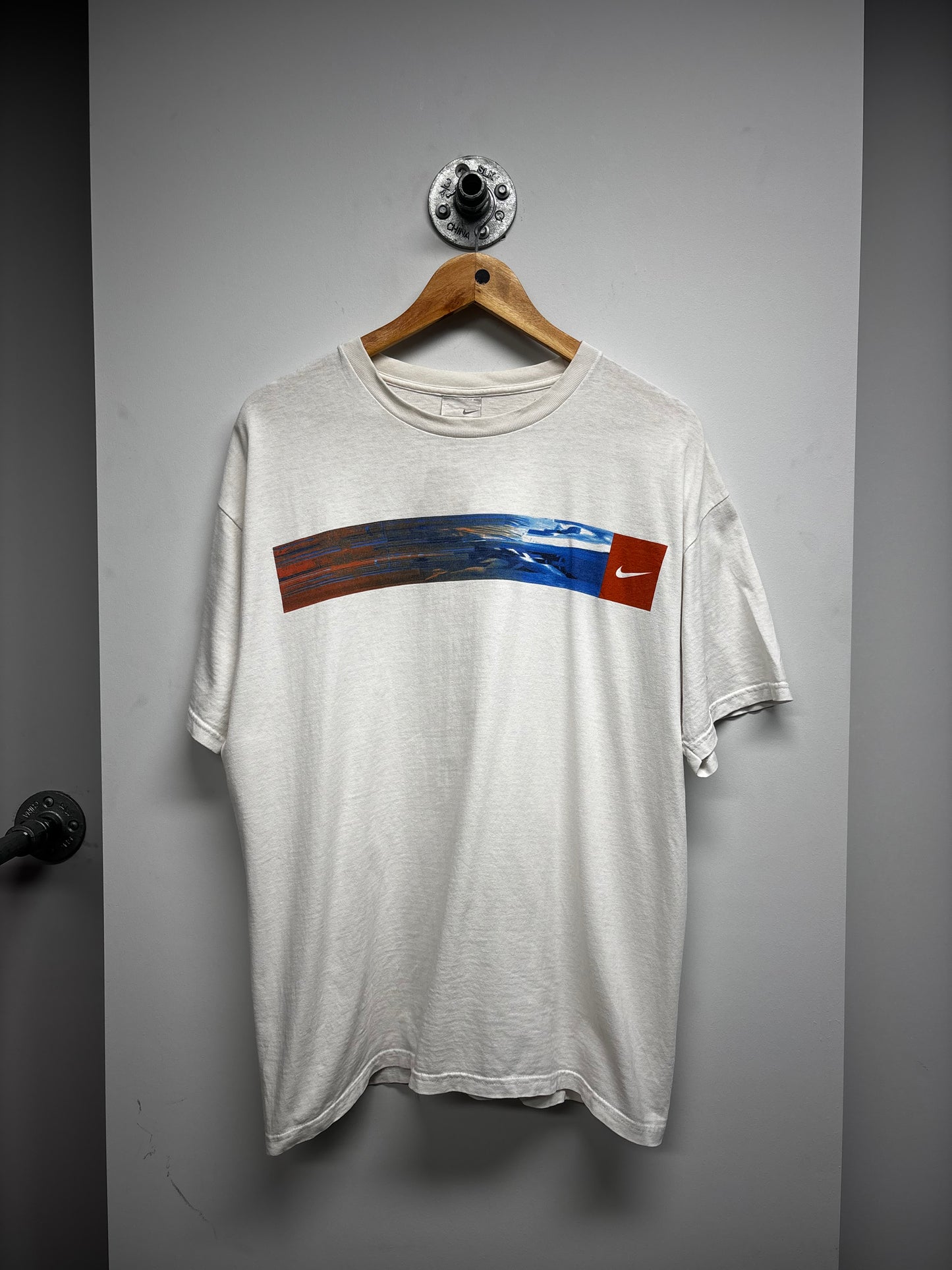 VINTAGE NIKE GRAPHIC TSHIRT (L)