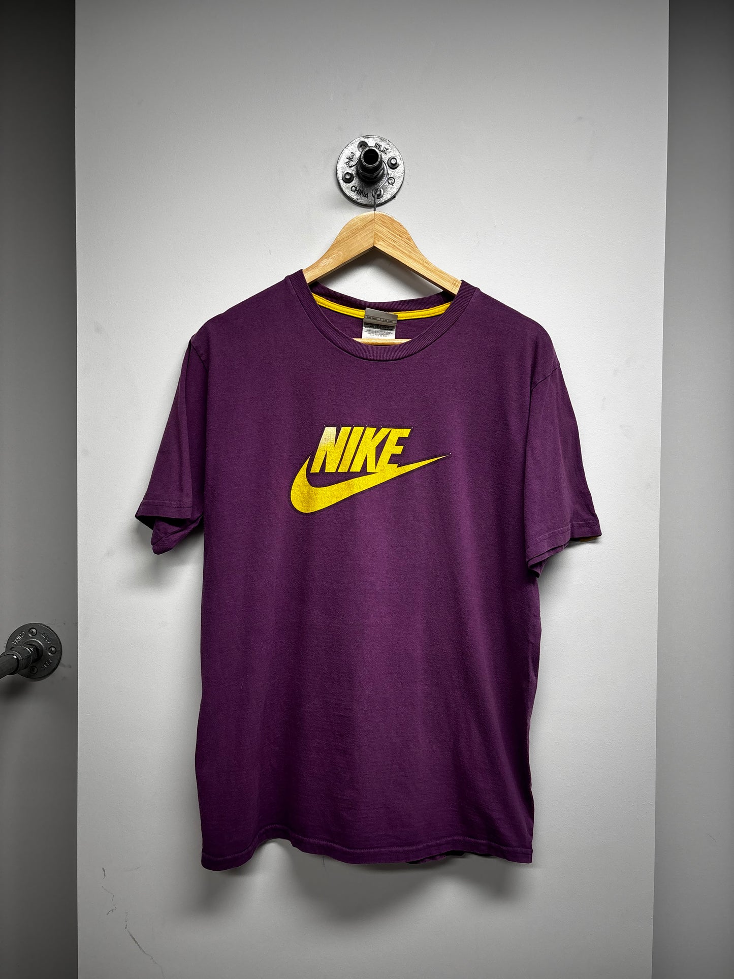 VINTAGE NIKE LOGO TSHIRT (L)