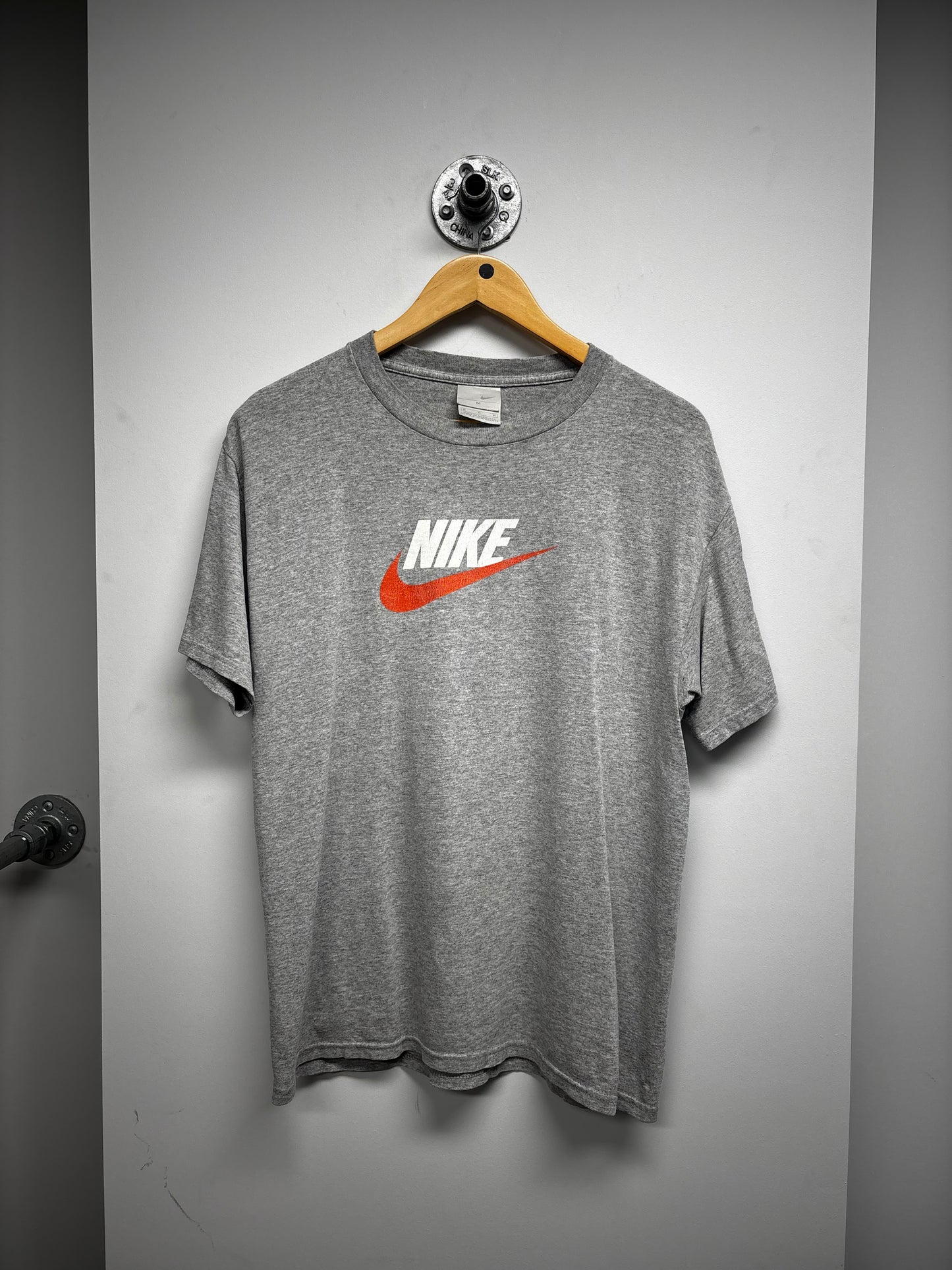 VINTAGE NIKE LOGO TSHIRT (M)