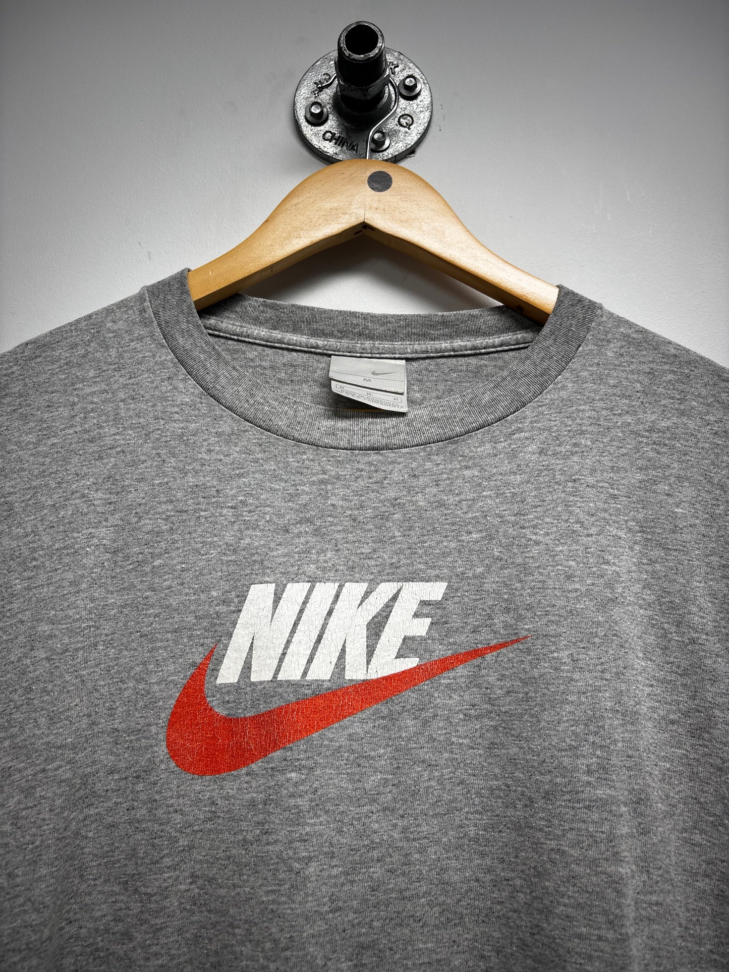 VINTAGE NIKE LOGO TSHIRT (M)