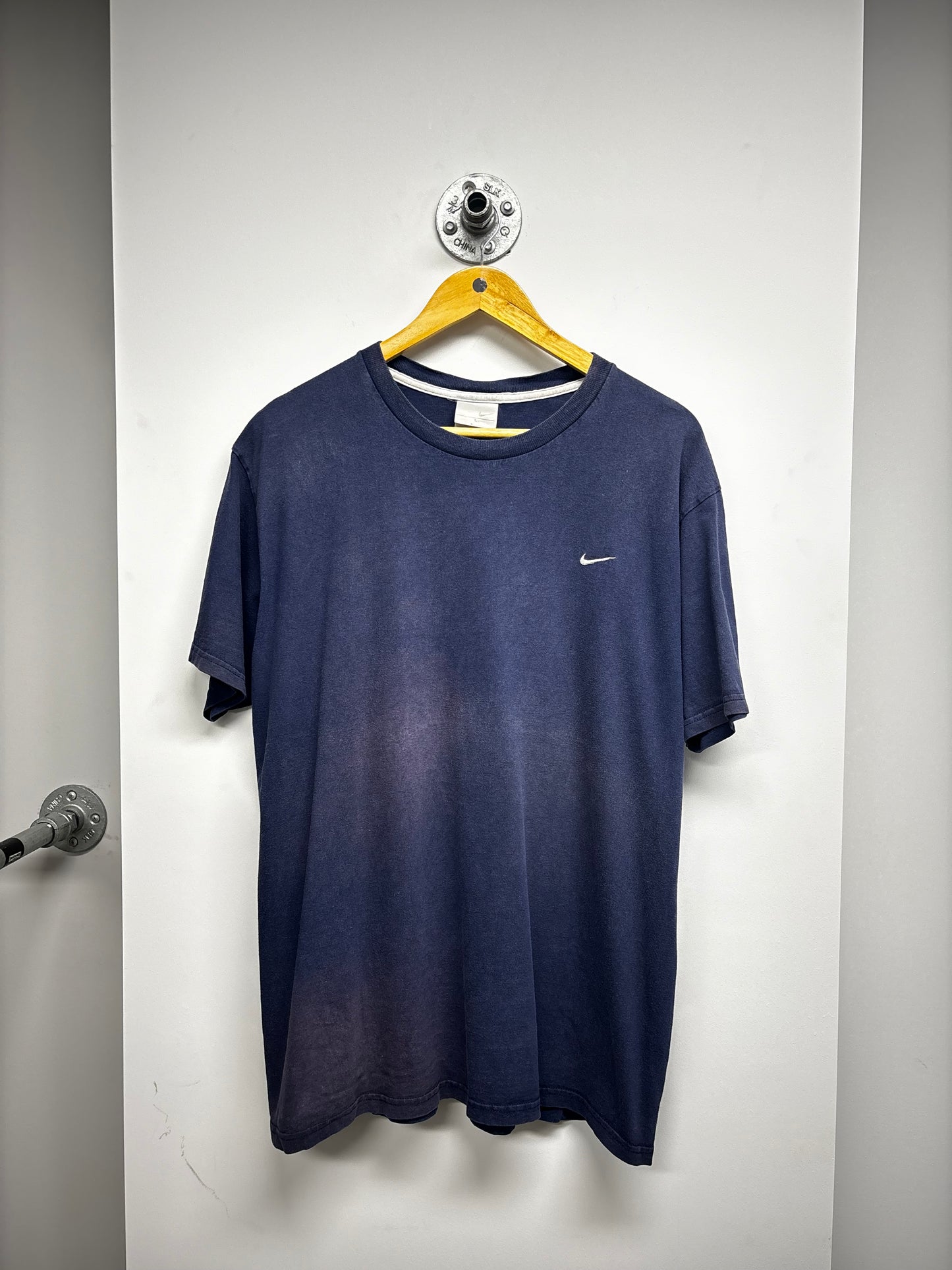 VINTAGE NIKE SWOOSH TSHIRT (L)