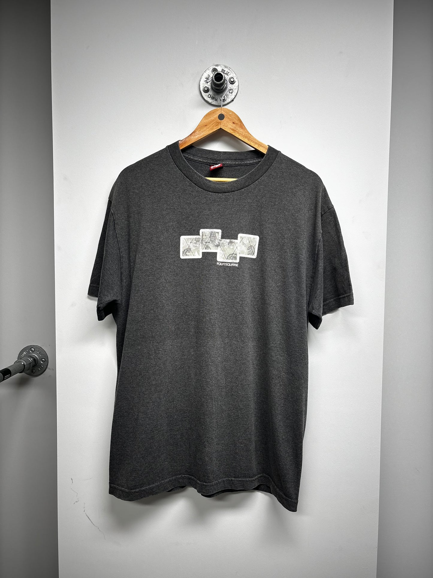 VINTAGE FOURSQUARE GRAPHIC TSHIRT (L)