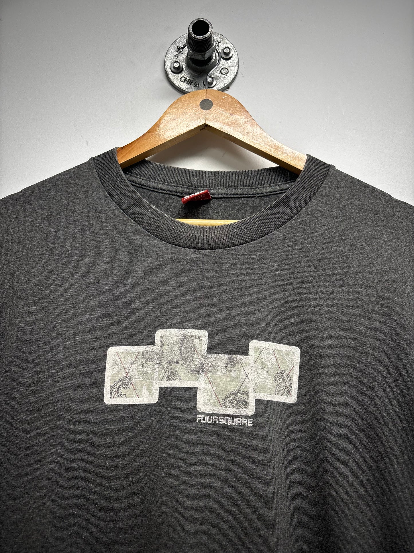 VINTAGE FOURSQUARE GRAPHIC TSHIRT (L)