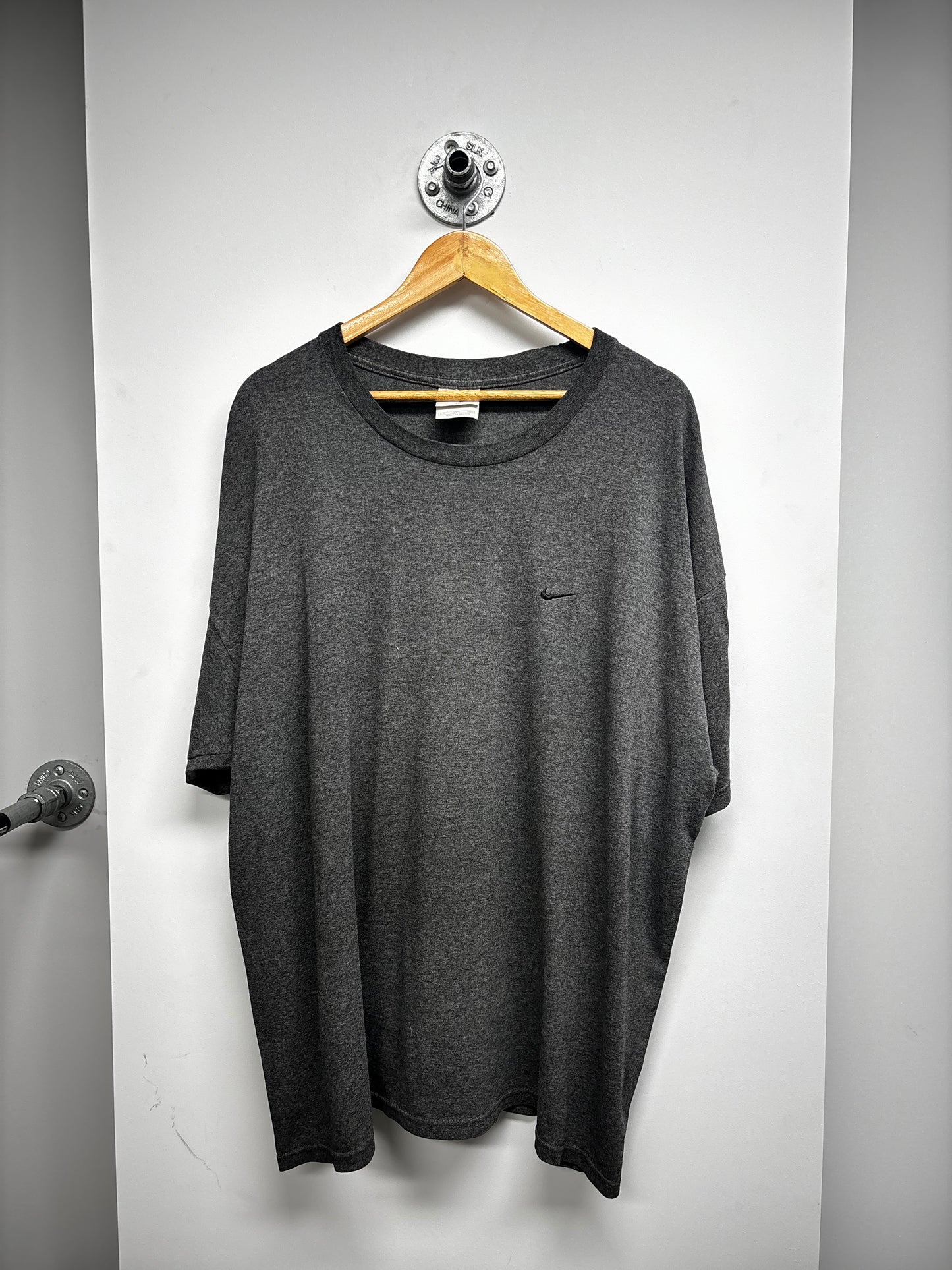 VINTAGE NIKE SWOOSH TSHIRT (XXL)