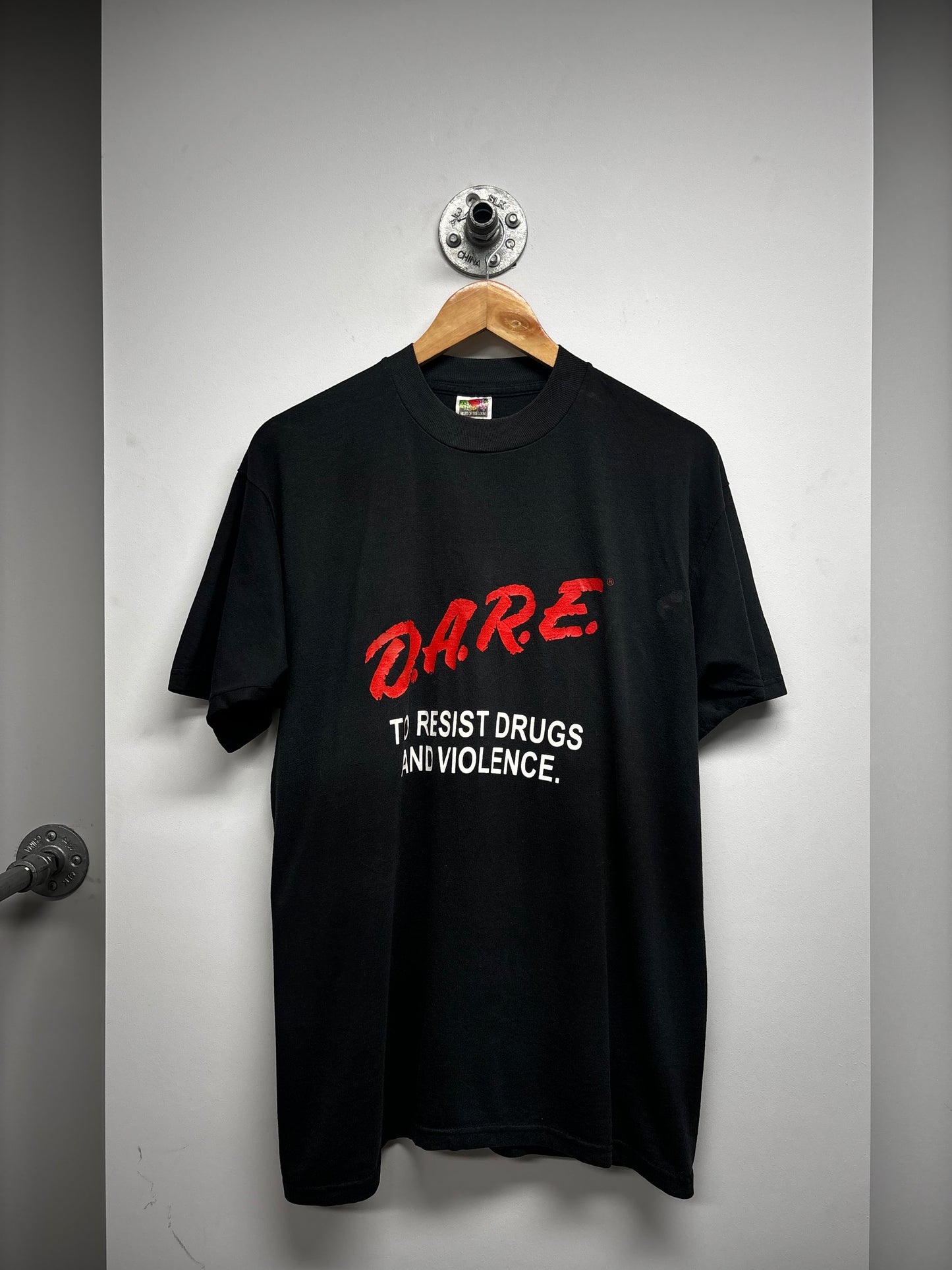 VINTAGE DARE TO RESIST TSHIRT (L)