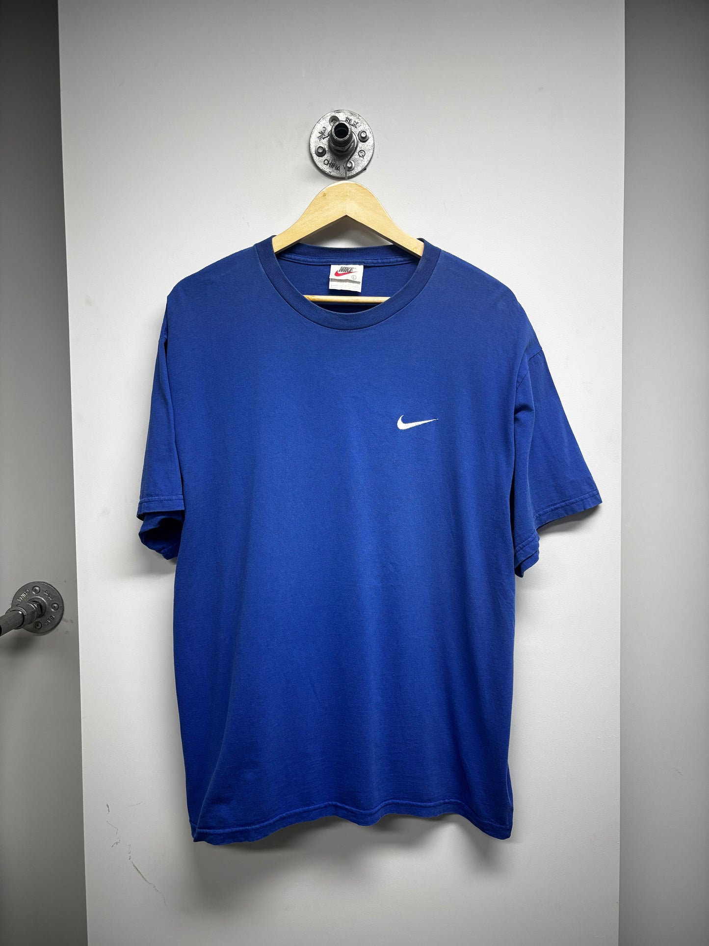 VINTAGE NIKE SWOOSH TSHIRT (L)