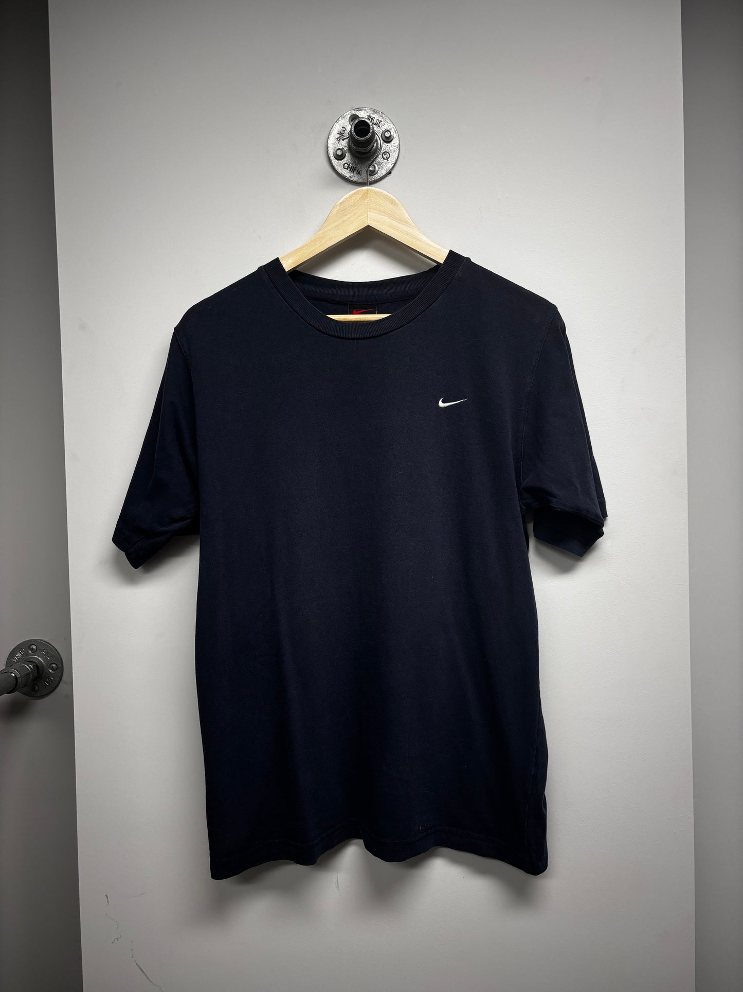 VINTAGE NIKE SWOOSH TSHIRT (S)
