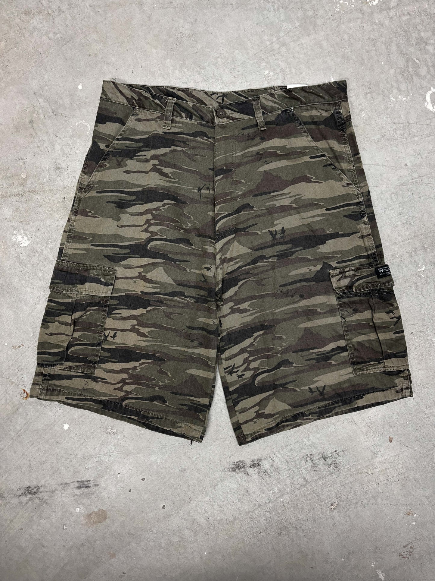 VINTAGE CAMO CARGO SHORTS (34)