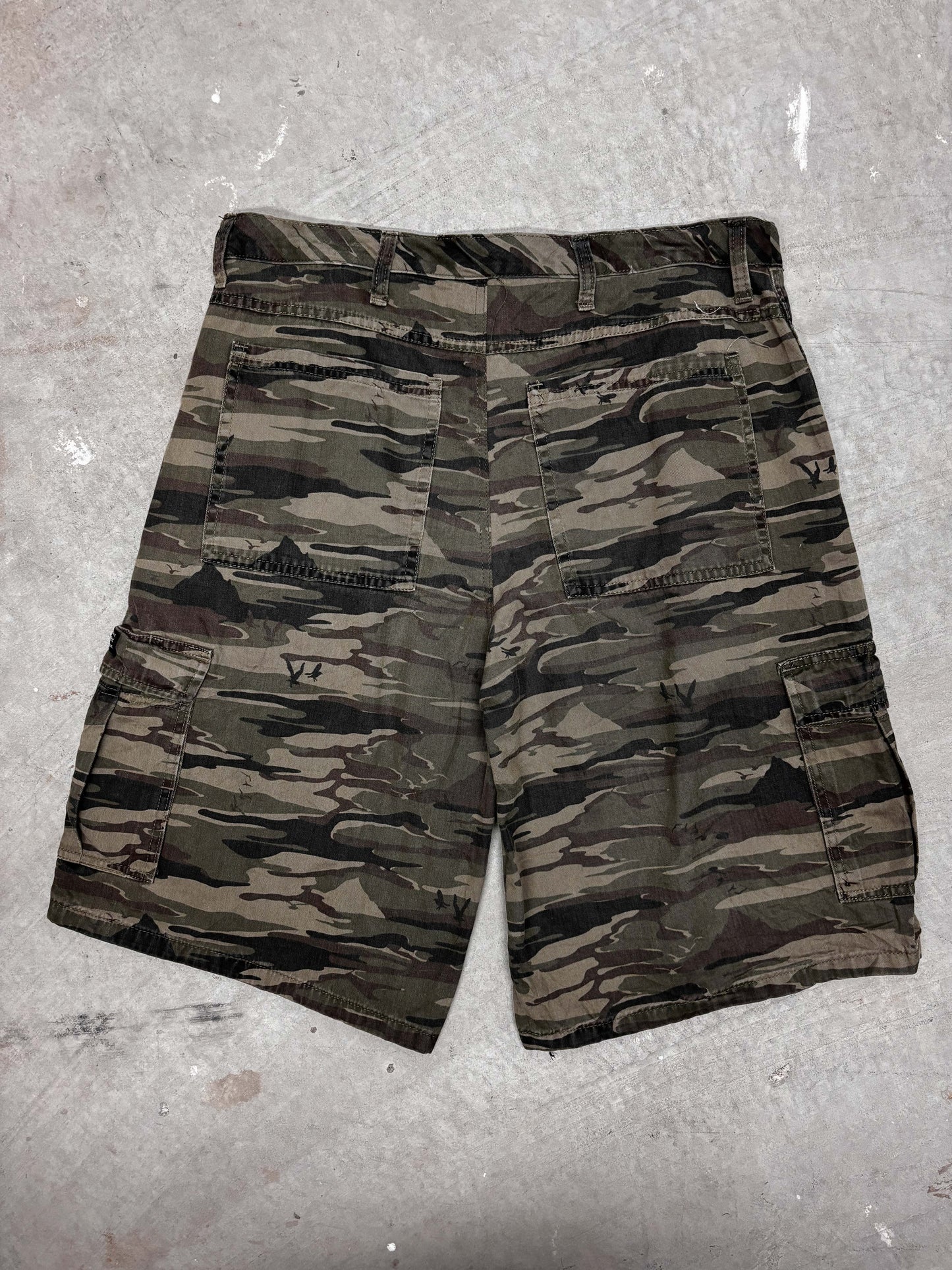 VINTAGE CAMO CARGO SHORTS (34)