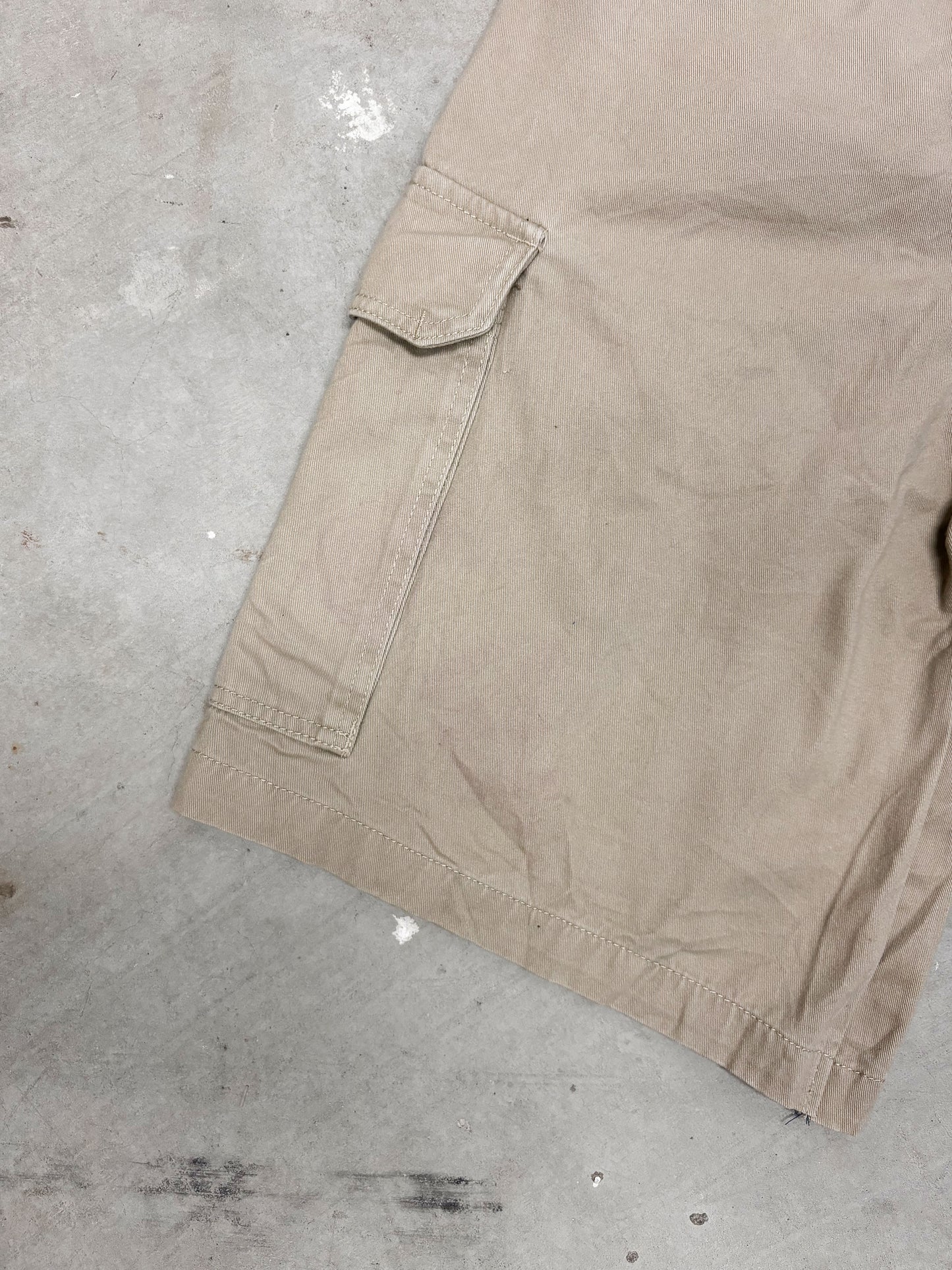 VINTAGE CARGO SHORTS (32)