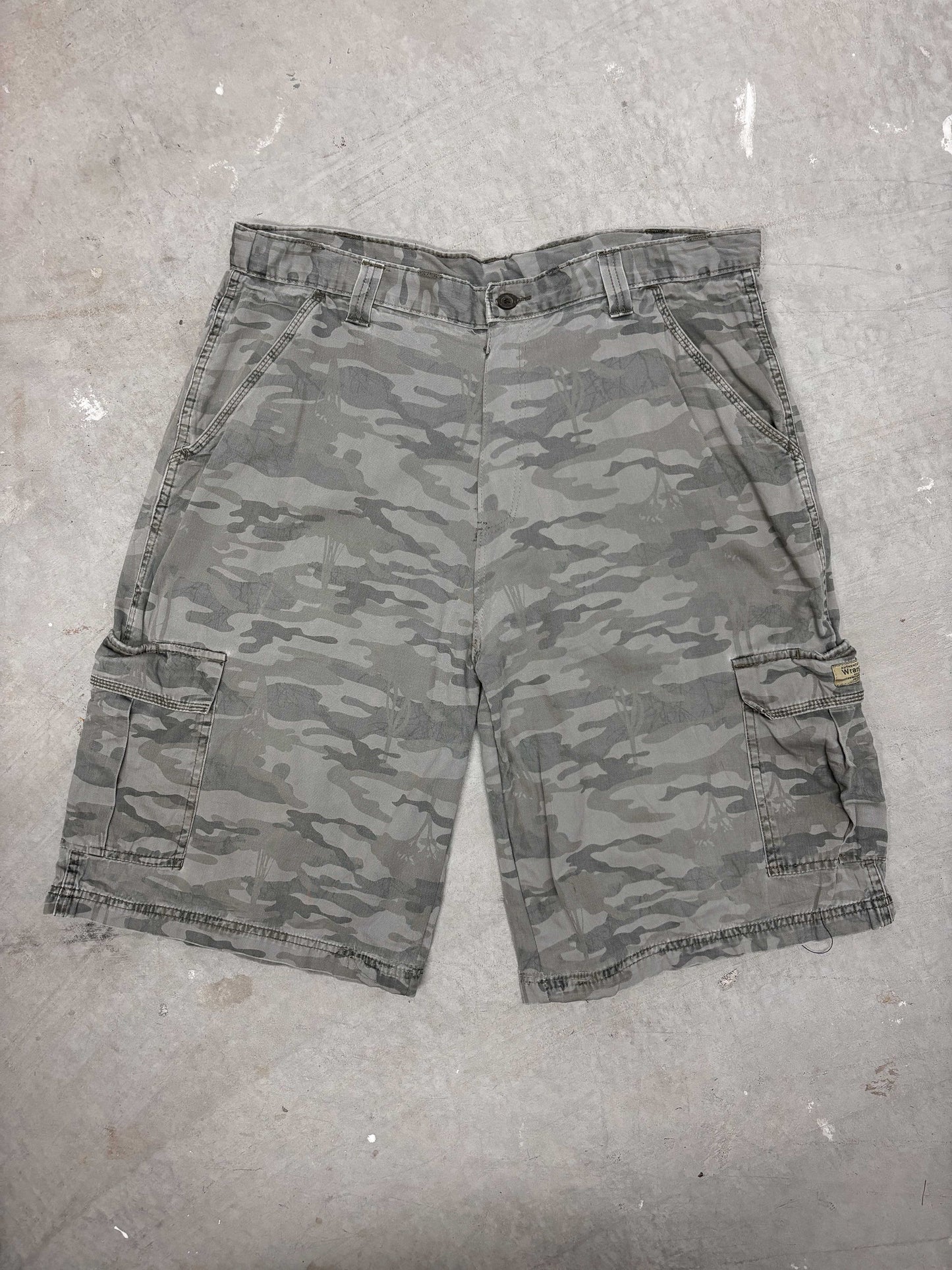VINTAGE CAMO CARGO SHORTS (37)