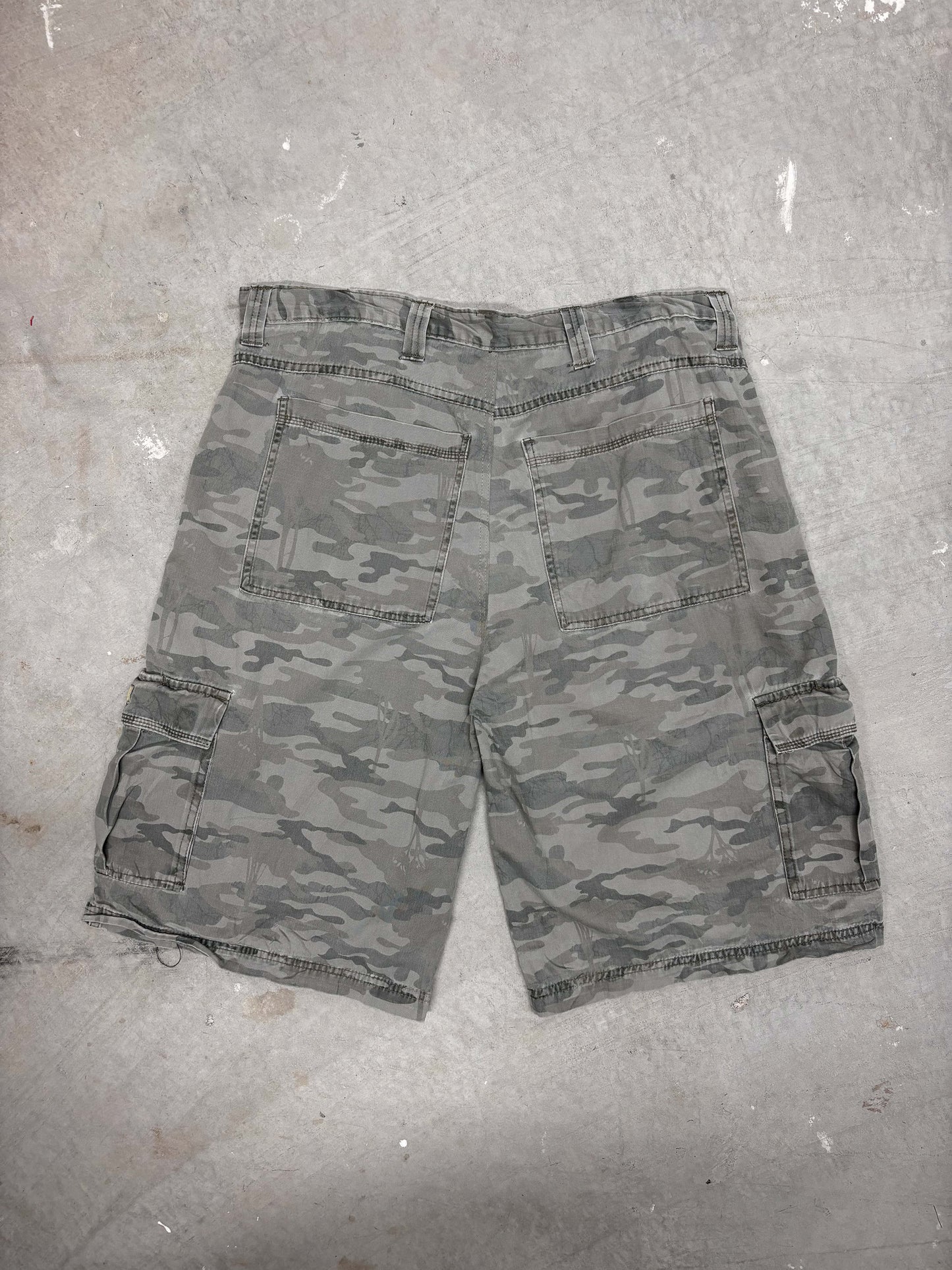 VINTAGE CAMO CARGO SHORTS (37)