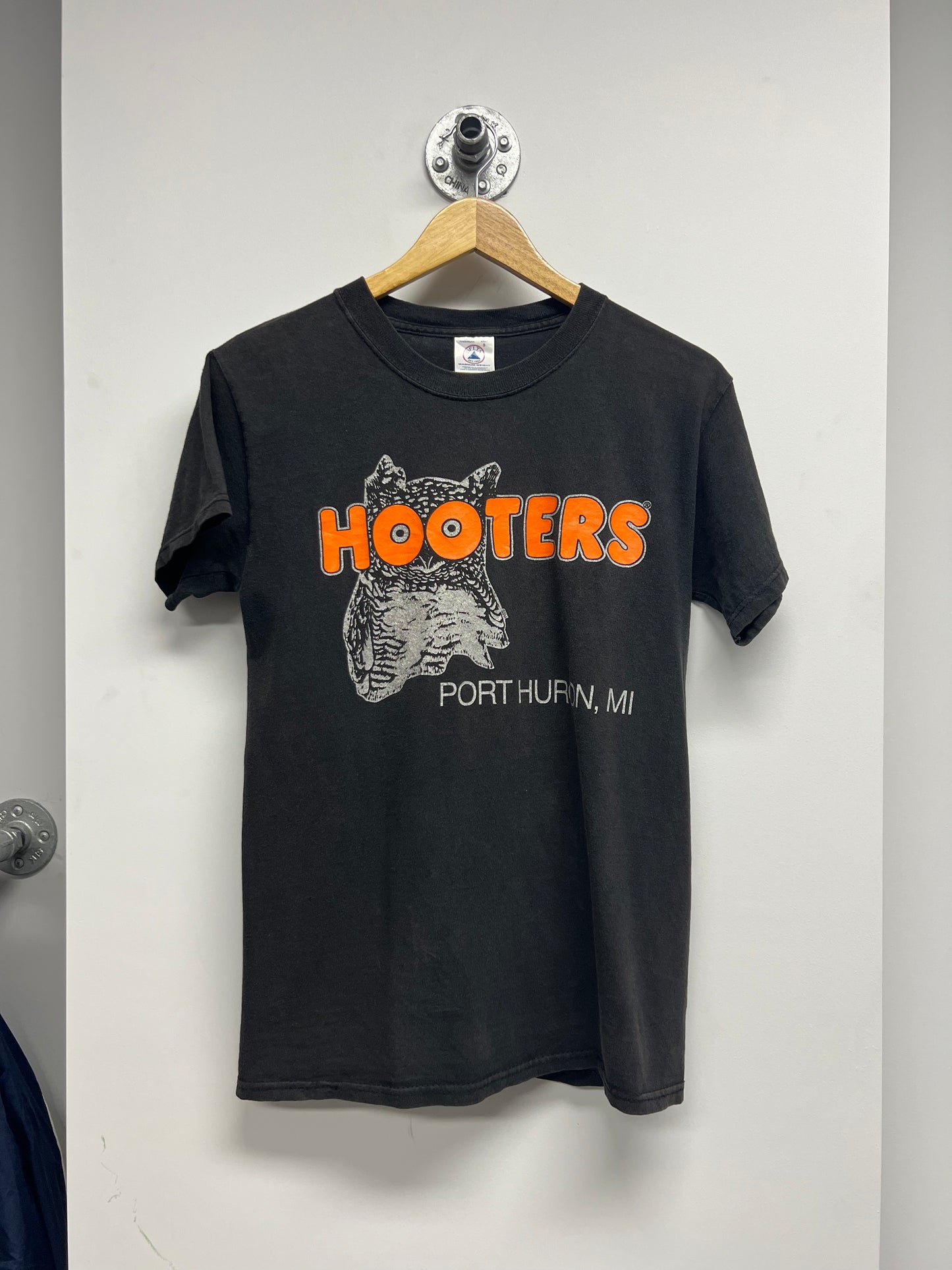 VINTAGE HOOTERS TSHIRT (S)