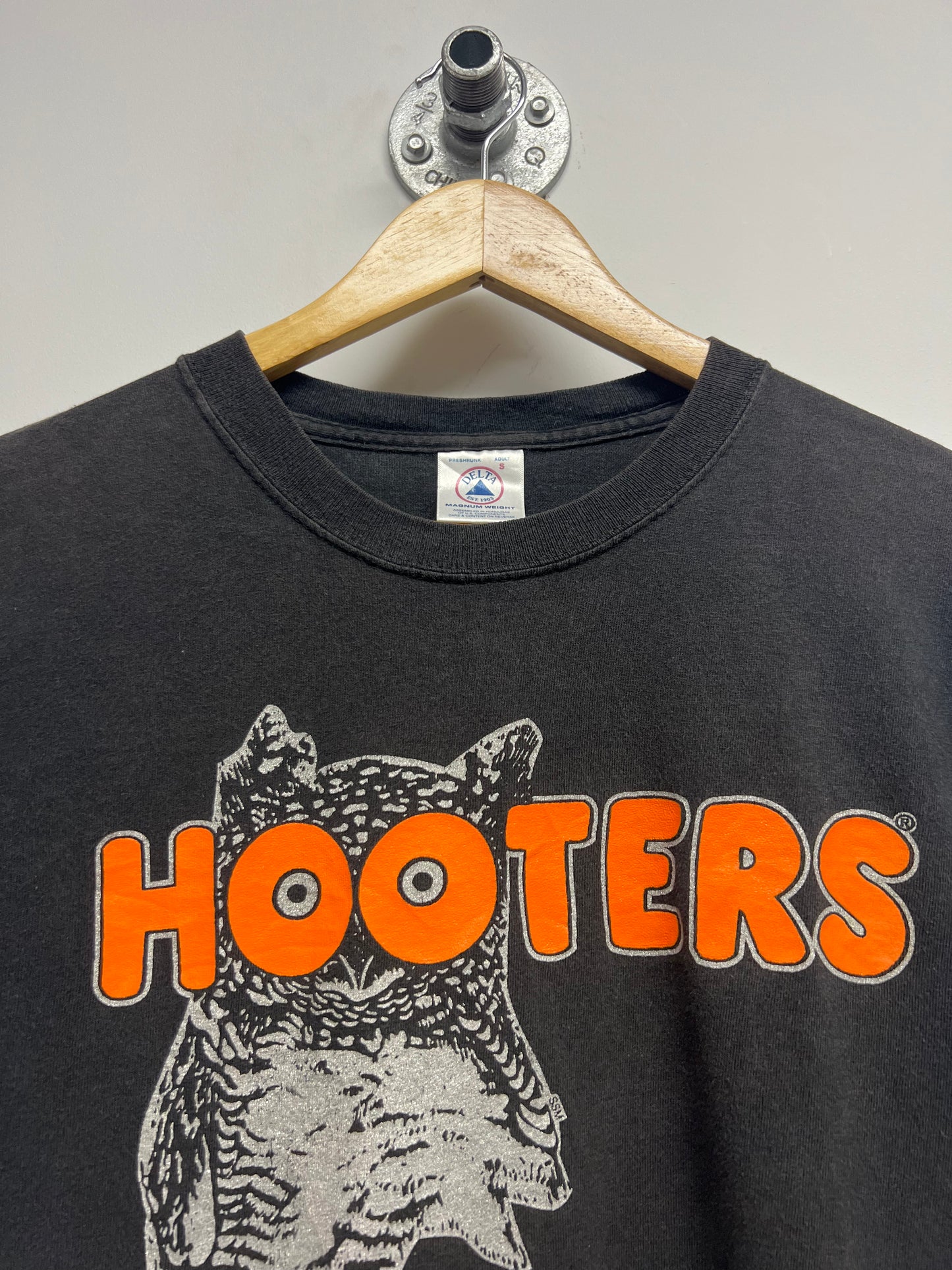 VINTAGE HOOTERS TSHIRT (S)