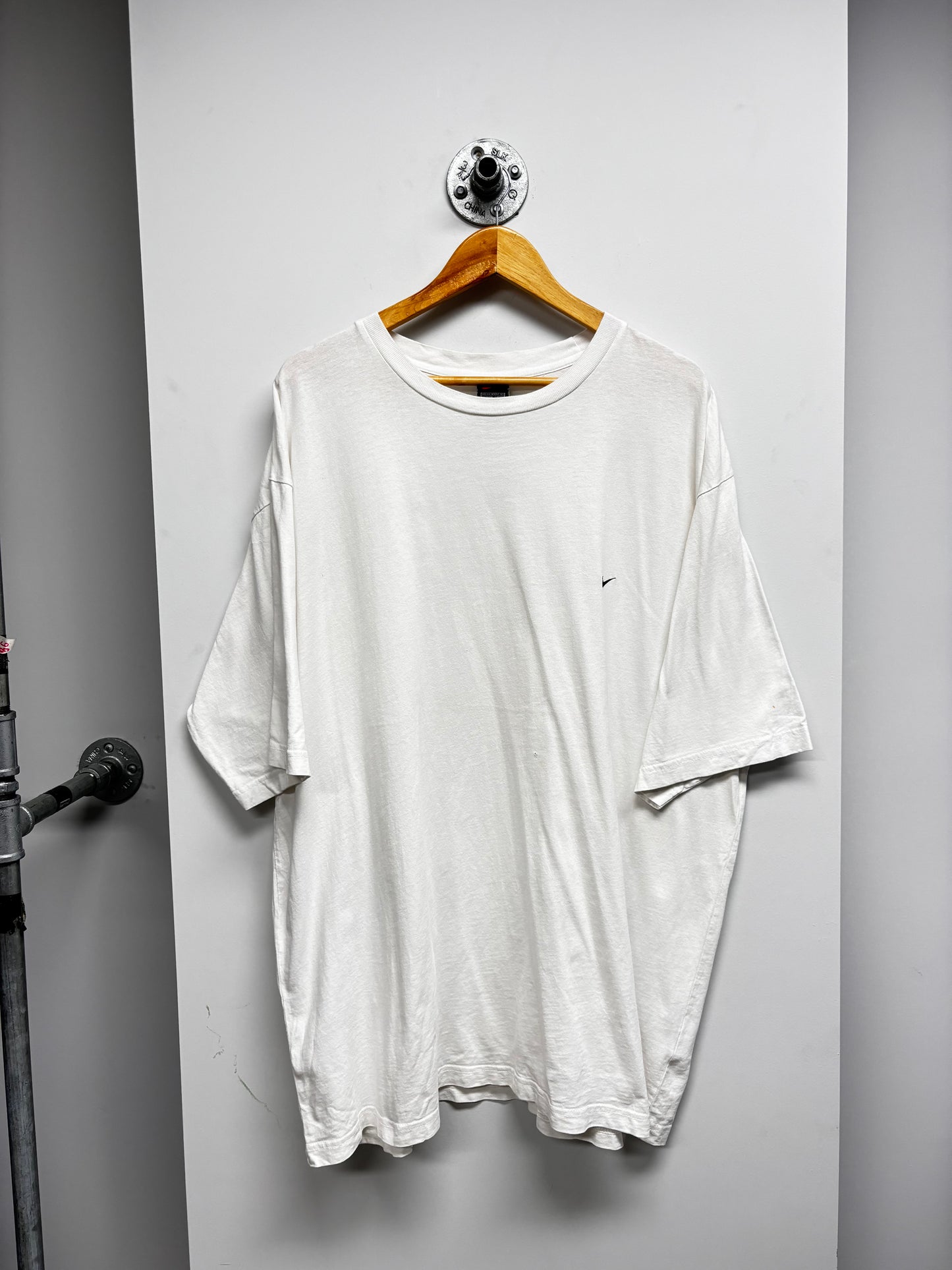 VINTAGE WHITE NIKE SWOOSH TSHIRT (XXL)