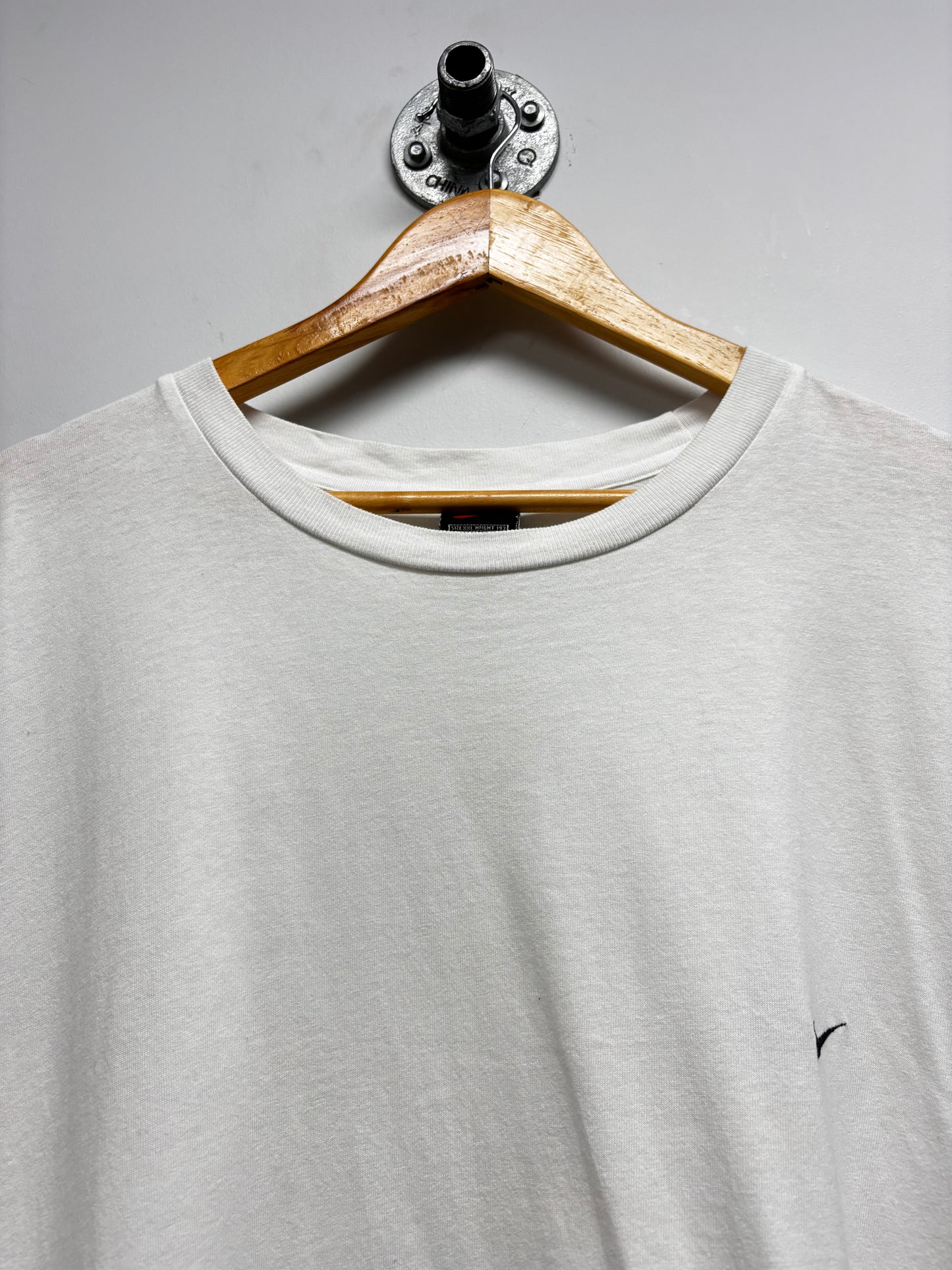 VINTAGE WHITE NIKE SWOOSH TSHIRT (XXL)